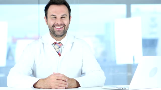 Retrato-de-sonriente-médico-positivo-emplazamiento-en-clínica