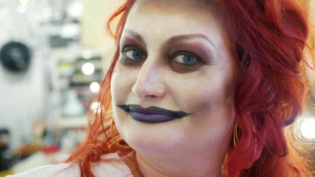 Close-up-Portrait-von-rothaarige-Frau-mit-Halloween-Make-up-im-Schönheitssalon