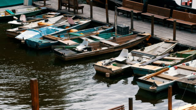 Tschechien,-Prag.-Alte-kleine-Boote-geparkt-auf-der-Anklagebank