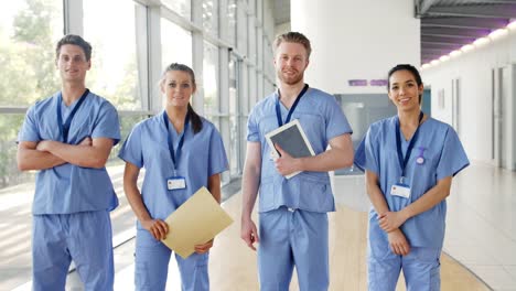 Médicos-pasantes-con-peelings-caminan-hacia-la-cámara-en-el-Hospital-ocupado