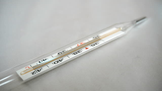 girl-takes-the-thermometer