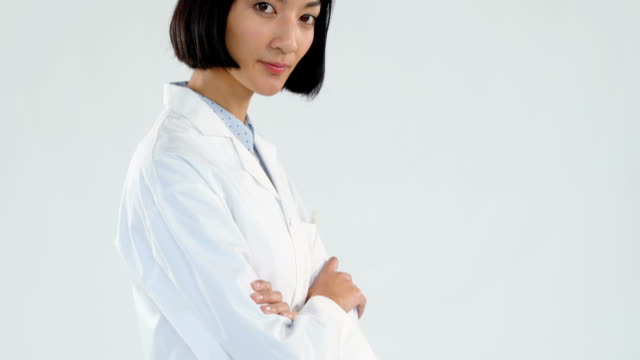 Ärztin-mit-Arme-gekreuzt-vor-weißem-Hintergrund-4K-4k