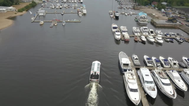 Yachten-und-Boote-im-Hafen