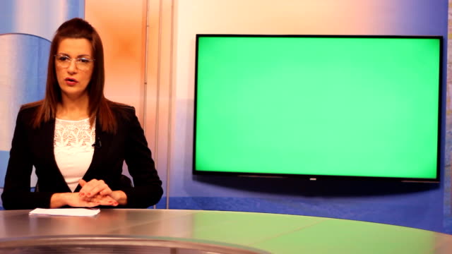 Presentadora-de-televisión-joven,-Fondo-de-pantalla-verde