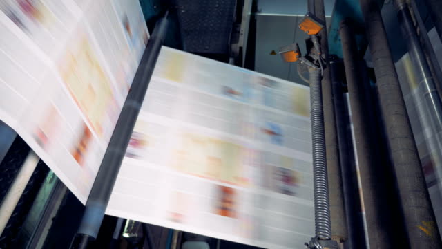 Máquina-de-impresión-en-acción.-Vista-cercana-de-la-máquina-de-tipografía-de-imprenta.