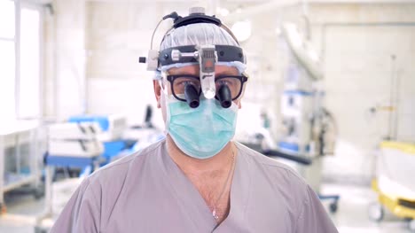 Retrato-de-primer-plano-de-un-médico-en-gafas-de-cirugía-especial.-4K.