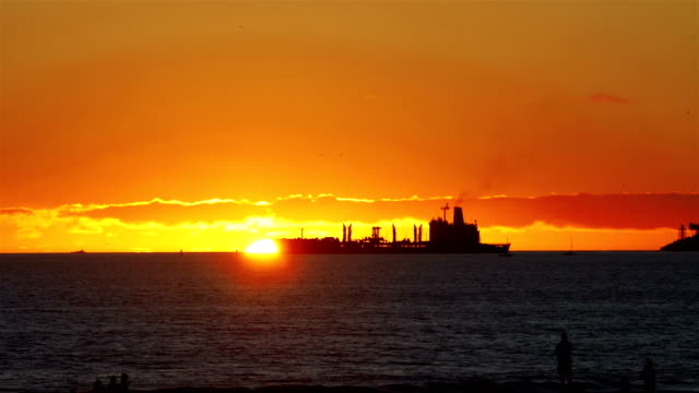 Fracht-Container-Schiff-Segeln-auf-dem-Meer-bei-Sonnenuntergang-in-4-k-Slow-motion