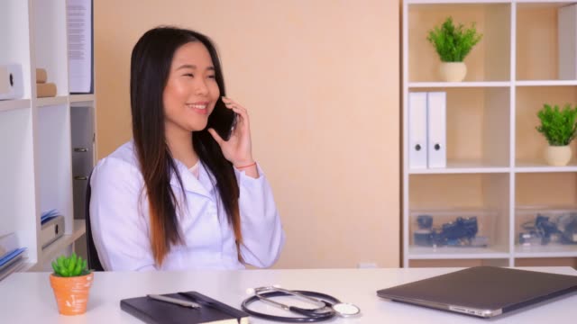 Arzt-sprechen-von-Mobile-im-Büro