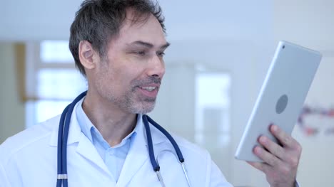 Online-Video-Chat-auf-Tablet-vom-Arzt-im-Krankenhaus
