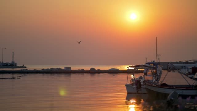Wasserlandschaft-mit-Hafen-und-Boote-bei-Sonnenuntergang