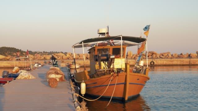 Vista-del-puerto-con-atados-de-barco-de-pesca-por-el-muelle,-Grecia
