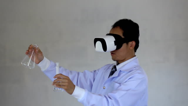 futuristische-Medizintechnik.-Arzt-mit-Goggle-Realität-mit-AR-Technologie-für-die-chemische-Formel-Analyse.