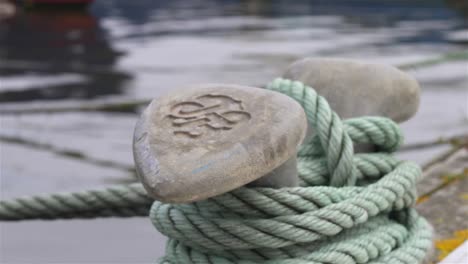 Ein-Seil-zum-Schloss-Boote-auf-einem-Dock-marine