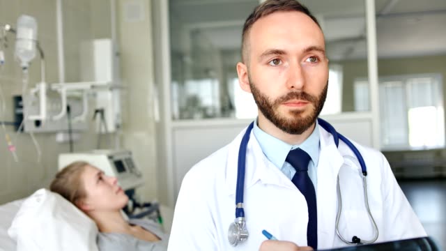 Porträt-von-zuversichtlich-Arzt-mit-Patienten-auf-Hintergrund