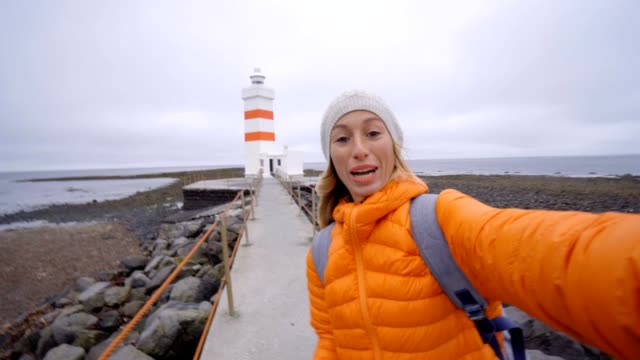 Reisen-Sie,-Frau-nehmen-Selfie-am-Leuchtturm-4K