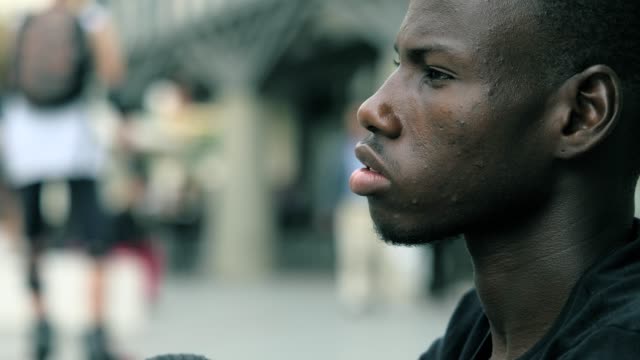 Nachdenklich-Tagträumen-jungen-afrikanischen-Mann-auf-der-Straße-Profil-im-Fokus
