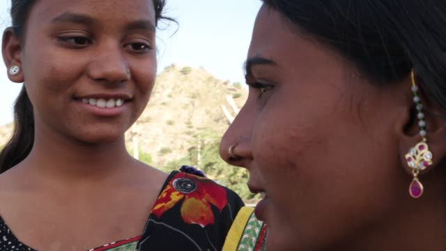 Rajasthani-Frauen-in-traditionellen-Umgebung-sprechen-und-handheld-Shot-close-up-mittlere-schön-fröhlich-glücklich-Freude-teilen