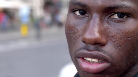nachdenklich-jungen-amerikanischen-afrikanischen-jungen-Mann-starrte-auf-Kamera-Close-Up-outdoor