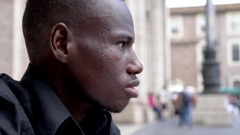 Hombre-joven-africano-americano-pensativo-observando-la-ciudad