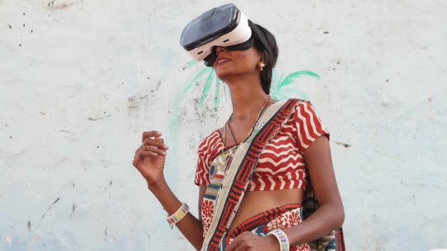 Junge-Frau-tragen-VR-VR-Kopfhörer-Erfahrung-Spiel-begeistert-entdecken-neue-Bewegung-zeitgenössischer-Körperraum-Hände-erkunden-Faszination-Intrigen-gegen-die-weißen-Hintergrund-Tanz-Musik-Liebe