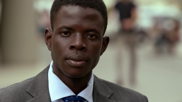 Portarit-überzeugt-junge-Schwarzafrikaner-auf-der-Straße-in-die-Kamera-starrt