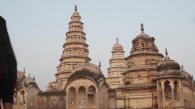Frau-vor-Panorama-attraktive-kunstvolle-Tempel-Fort-Schlossanlage-von-einem-Aussichtspunkt-höheren-Niveau-Selfie-Aufnahme-auf-Handy-Kamera-touristischen-Hindu-religiösen-massive-Liebe-handheld-pov