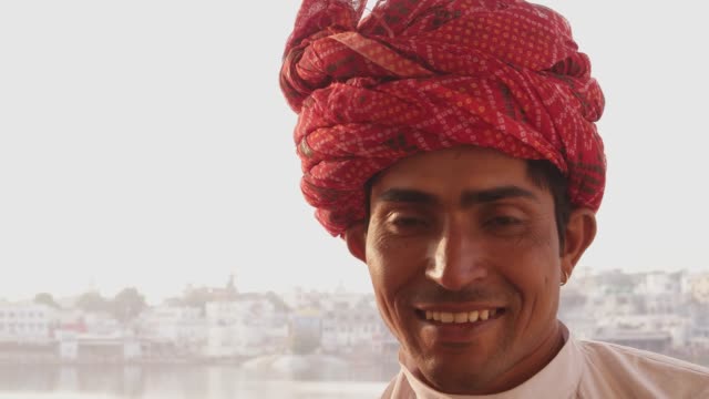 Porträt-eines-schönen-Rajasthani-sitzen-am-Heiligen-Pushkar-See-in-Indien