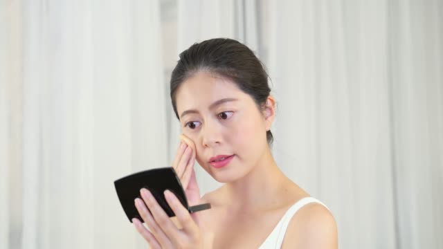 woman-using-sponge-apply-makeup