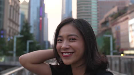 Schönes-asiatische-Mädchen-Lächeln-in-die-Kamera.