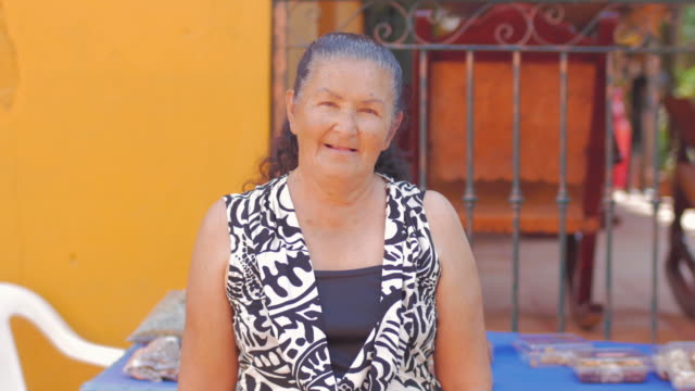 Nahaufnahme-einer-hispanic-Frau-Ernst-in-Mexiko
