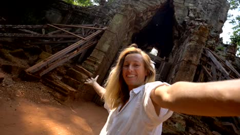 Frau-unter-Selfie-Porträt-vor-komplexen-Tor-des-Tempels-Reisen