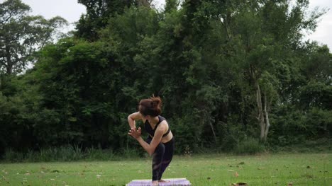 Schöne-Frau-tut-Yoga-im-Park