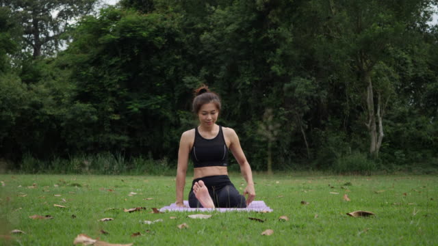 Beautiful-woman-is-doing-Yoga-in-Park