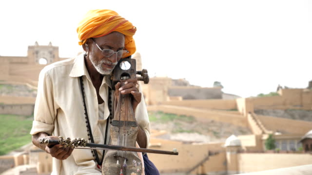Ein-alter-traditioneller-Mann-tragen-Pagri-spielen-Sarangi