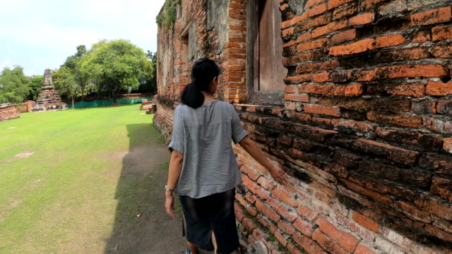 Traveler-in-Ayutthaya-Historical-Park-slow-motion
