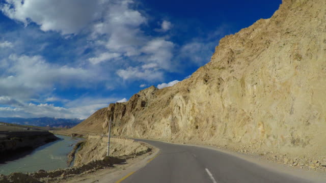 Viaje-a-lo-largo-de-Río-de-Indus-en-Keylong-Leh-carretera,-Leh-Ladakh,-India