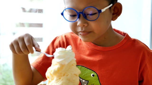 Cute-asian-niños-felices-comen-helado-en-el-restaurante