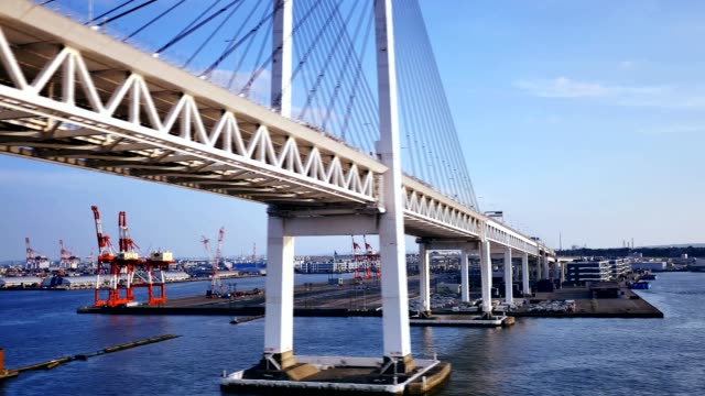 Breite-Schuss-der-beschäftigt-Yokohama-Japan-Brücke,-Führer-Boot,-Hafengebiet