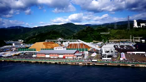 Breite-Schuss-des-Schiffes-verlassen-geschäftigen-Hafen-von-Japan-Tsuruga-in-der-Präfektur-Fukui