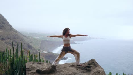 Mujer, Hacer, Yoga, En, Roca · Foto de stock gratuita