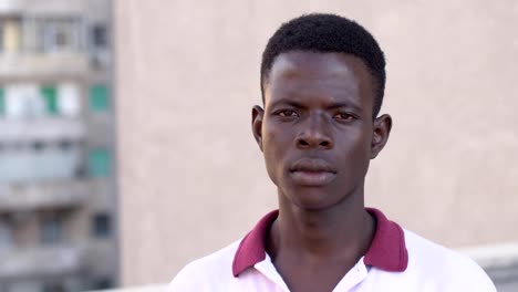 Ernst-böse-jungen-afrikanischen-Mann-starrte-auf-Kamera-Outdoor-