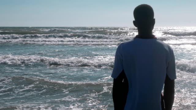 Afrikanischer-Mann-allein-das-Meer-zu-betrachten.-Migration,-Meer,-Hilfe