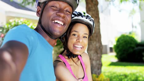 Junge-aktive-afroamerikanische-paar-genießen,-Radfahren-im-freien