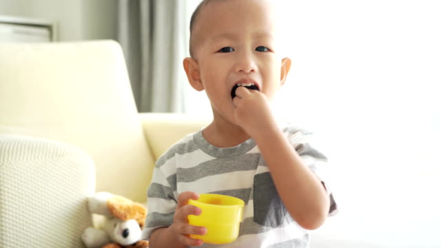 Niño-comiendo-cereales-de-los-soplos