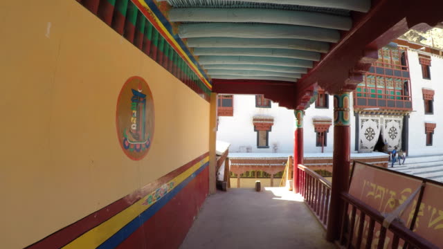Pasillo-en-el-monasterio-de-Hemis,-Leh-Ladakh,-India