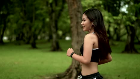 Mujer-joven-corredor-en-el-parque-haciendo-ejercicio-al-aire-libre