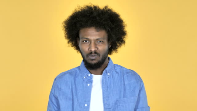 Afro-amerikanischer-Mann-Kopfschütteln,-Reject-auf-gelbem-Hintergrund