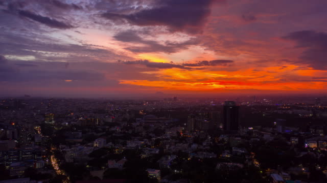 Sonnenuntergang-Himmel-Bangalore-Stadtbild-Zentrum-Antenne-Panorama-Zeitraffer-4k-Indien