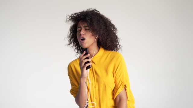 Afroamerikanische-Frau-singt-zwar-hören-Musik-auf-Handy-app