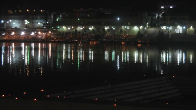 Vista-de-noche-de-oraciones-en-los-templos-hindúes-en-el-lago-de-Pushkar
